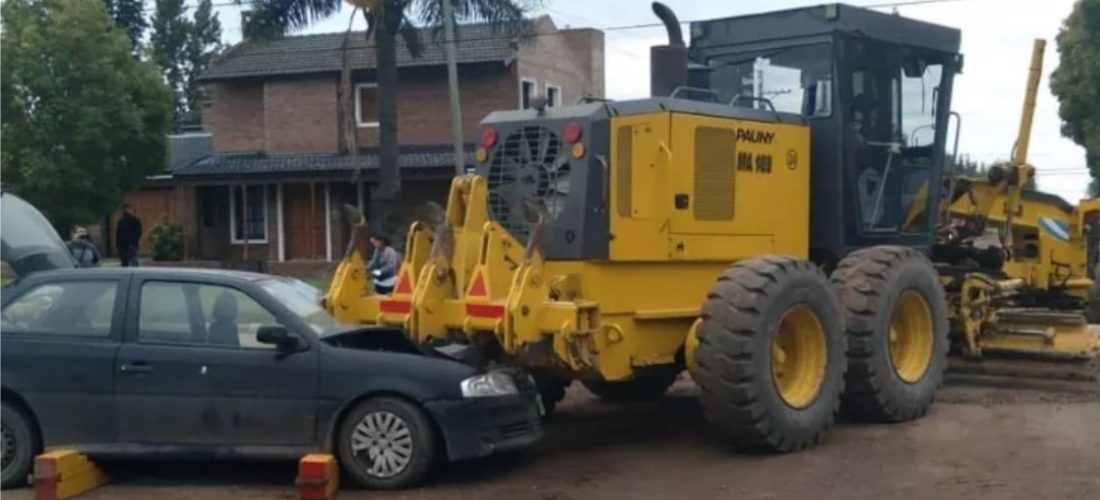 Automóvil y retroexcavadora protagonizaron un accidente de tránsito