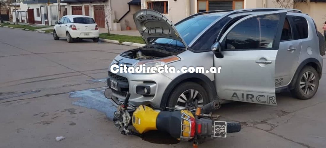 Accidente: un auto y una moto protagonizaron un choque en Serrano