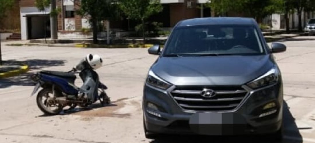 Jovita: colisión entre un auto y una moto en pleno centro