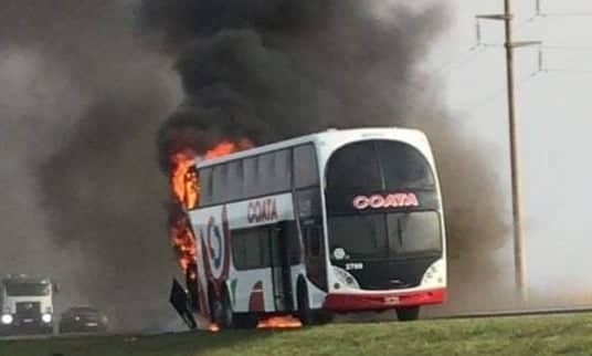 Se incendió un ómnibus de la empresa Coata entre La Carlota y Santa Eufemia