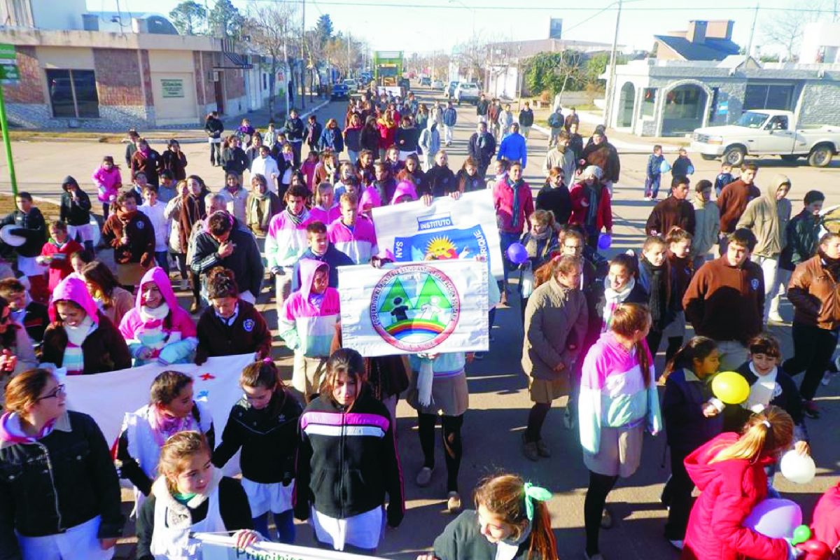 Serrano: con una ruidosa y colorida marcha por las calles del pueblo, celebran el Día del Cooperativismo