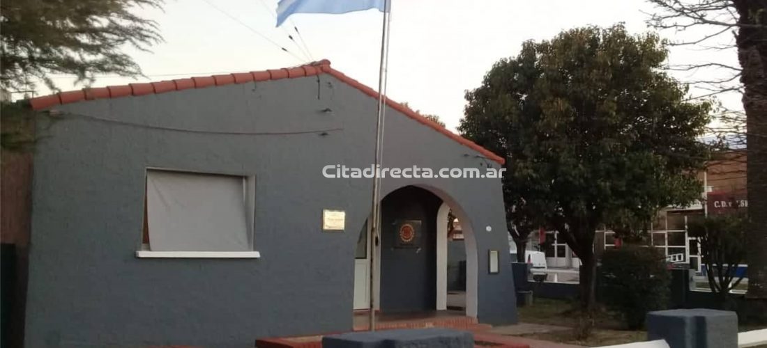 Adolescentes prendieron fuego la puerta de un lavadero de una casa en Serrano