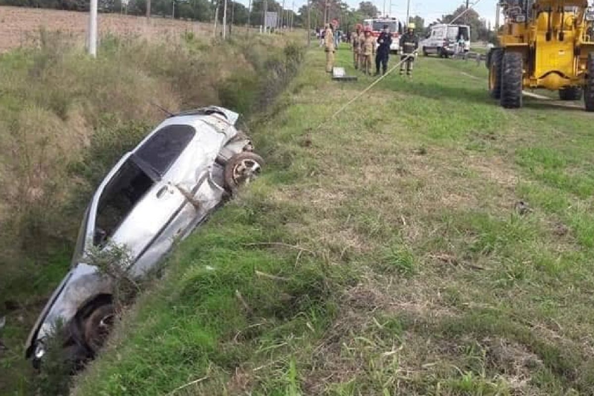 Automóvil protagonizó un despiste en el acceso a La Carlota