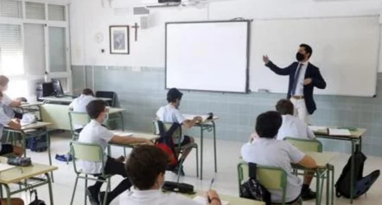 Docentes de secundario de la región fueron notificados para aplicarse la vacuna