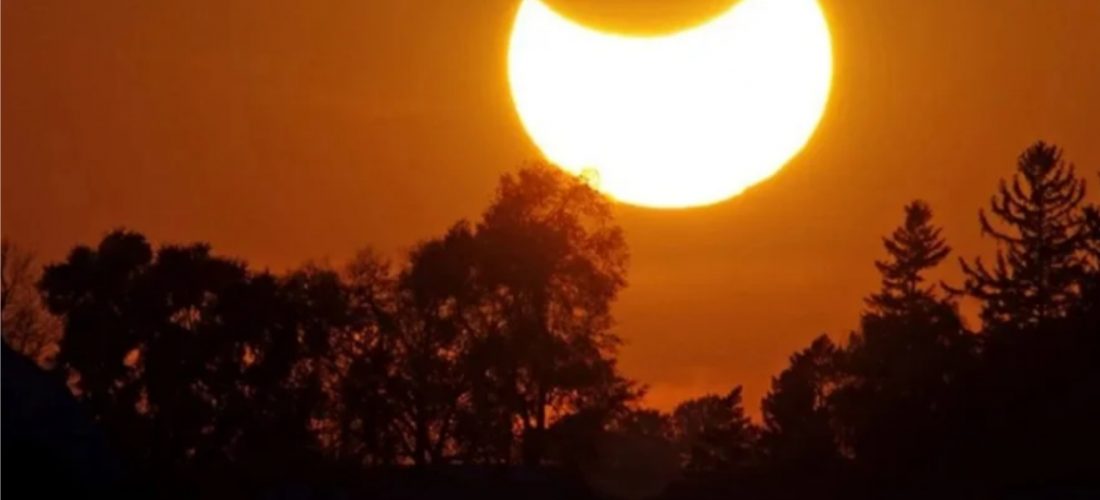 Sábado con eclipse parcial de sol: a que hora se podrá ver en Argentina