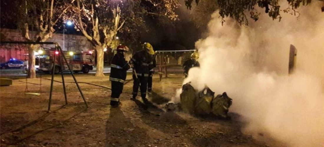 Laboulaye: bomberos apagaron un principio de incendio en juegos de una plaza