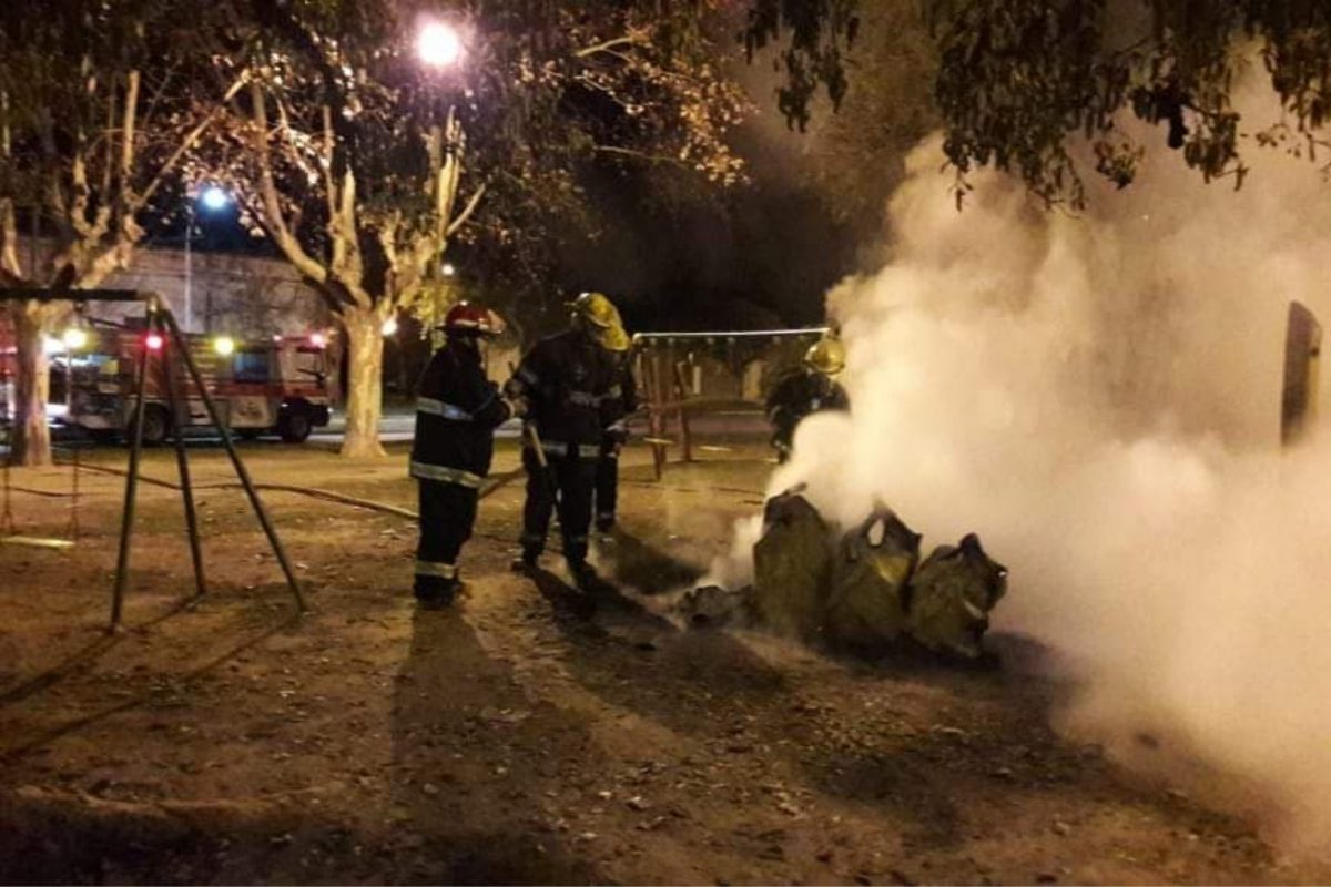 Laboulaye: bomberos apagaron un principio de incendio en juegos de una plaza