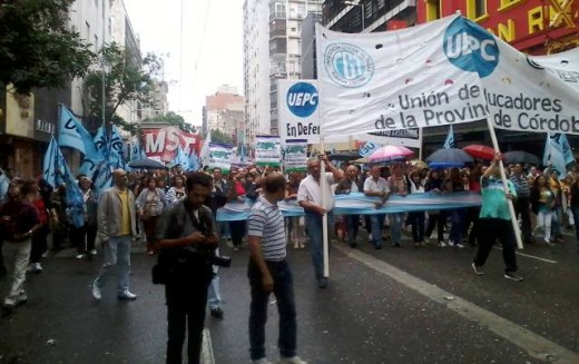 Gremios estatales marcharon por el Centro de Córdoba (un herido)