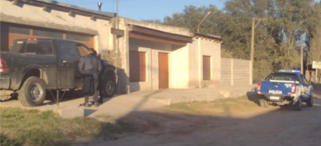 Todo mal: conductor ebrio chocó contra una vivienda y luego agredió a policías