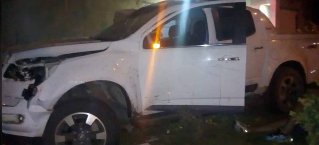 Accidente de tránsito: a bordo de una camioneta chocaron contra una vivienda