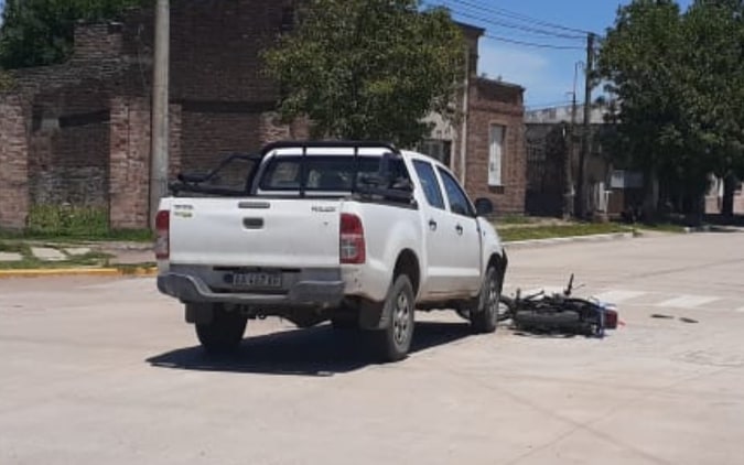 Accidente de tránsito en Huinca: colisionaron una pick up y una moto