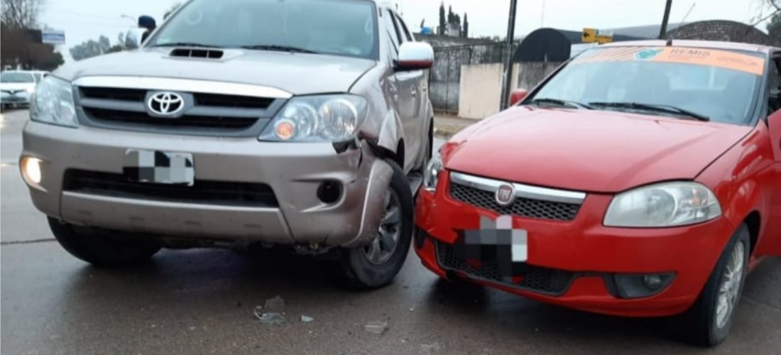 Accidente de tránsito: chocaron un auto y una camioneta, solo daños materiales