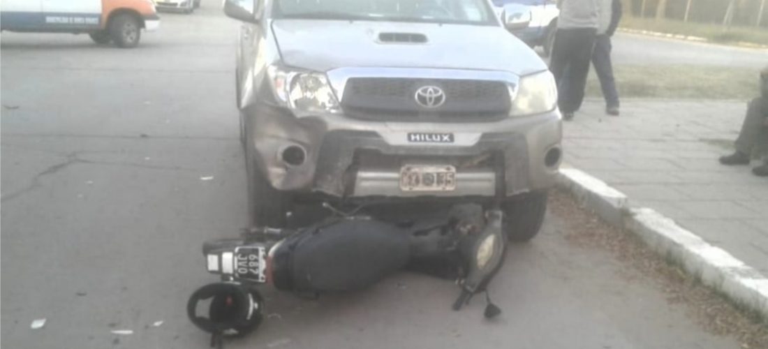 Una mujer fue hospitalizada tras choque entre una moto y una camioneta