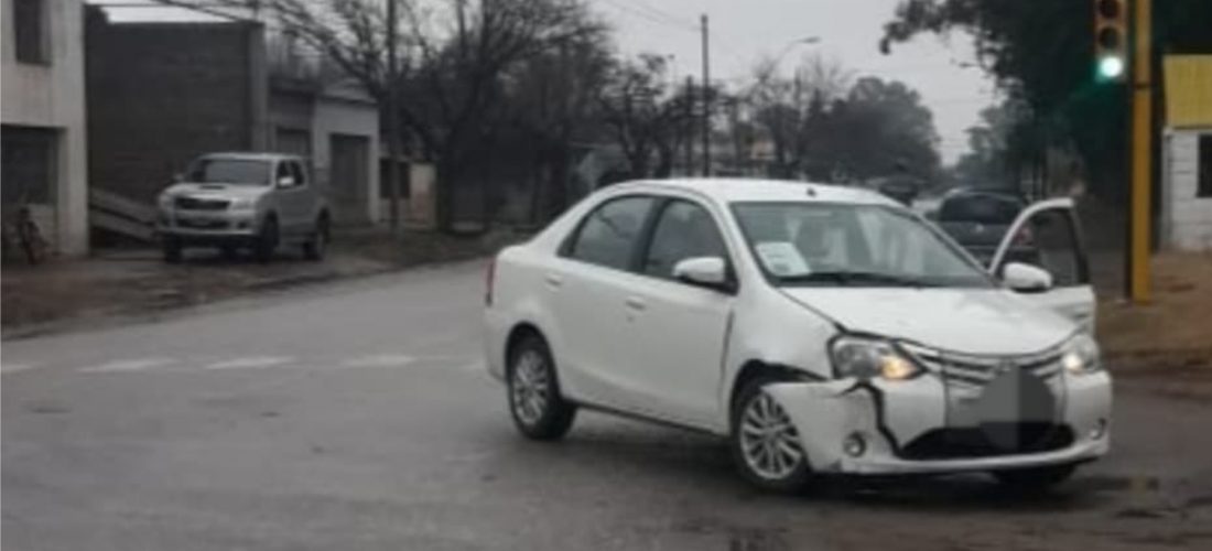 Accidente: auto y moto protagonizaron fuerte colisión en Huinca Renancó