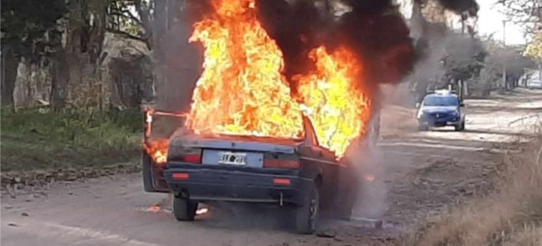 Incendio vehicular: un auto resultó afectado por el fuego en Huinca Renancó