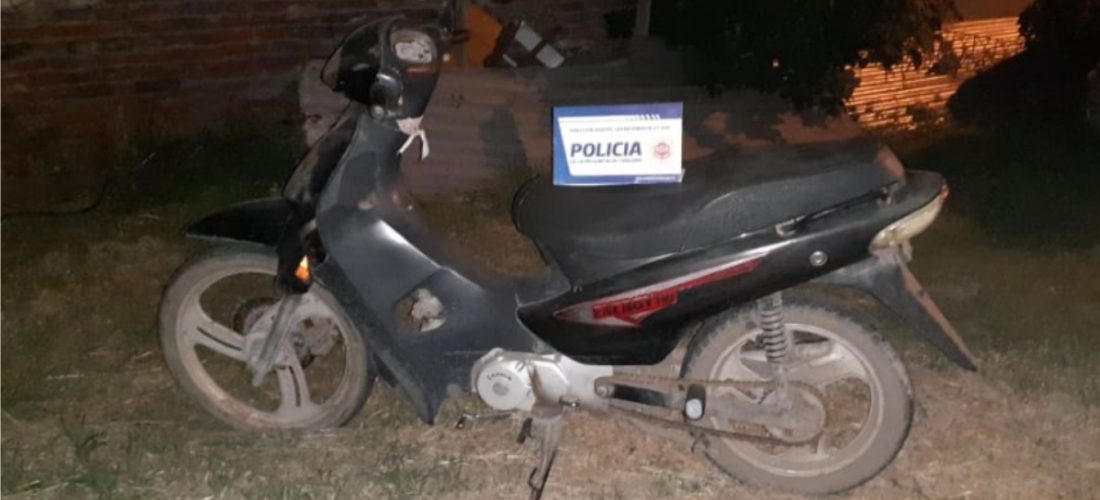 Roban moto y efectivos policiales la encuentran tirada entre unos pastizales