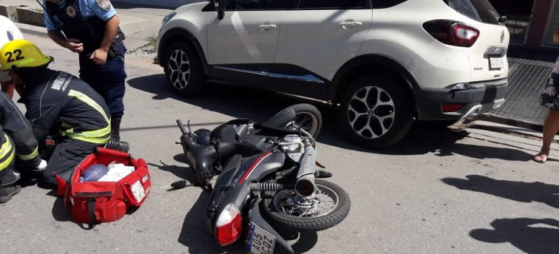 Choque entre moto y camioneta estacionada deja una mujer con lesiones
