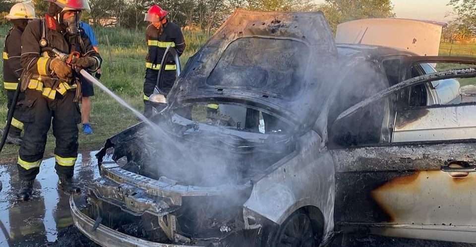 La Carlota: se incendió un vehículo; solo se registraron daños materiales