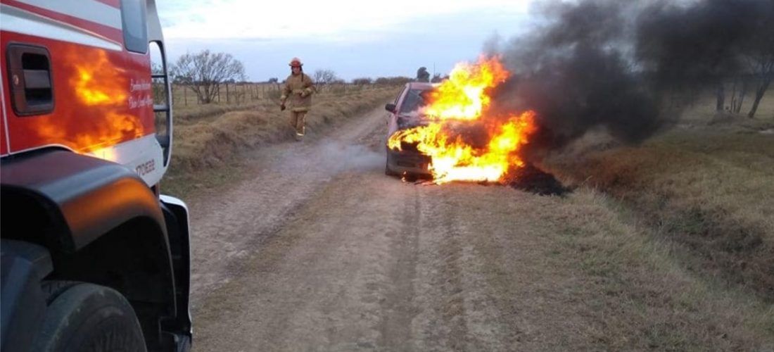 Incendio vehicular se registró en un camino rural, cerca de La Carlota