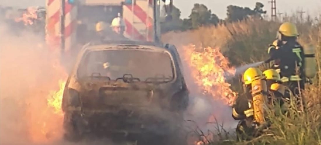Incendio vehicular en Ruta 4: auto se prendió fuego entre Salguero y Melo
