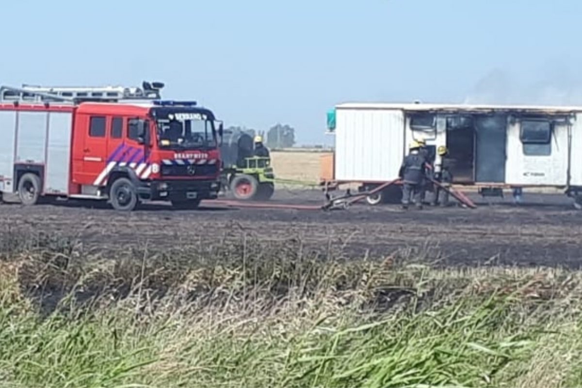 Voraz incendio causó importantes daños en un campo cerca de Buchardo