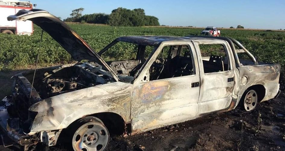 Incendio consumió por completo una camioneta en la zona rural de San Joaquín