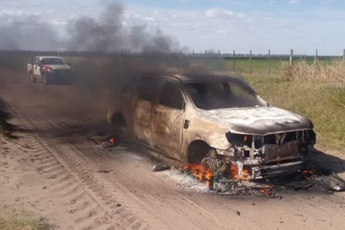 Camioneta se incendió en camino rural, cerca de ruta 27