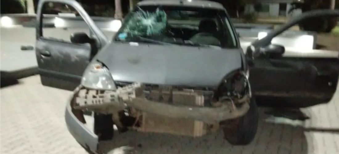 Italó: conduciendo un Clio subió a la plaza y causó importantes destrozos