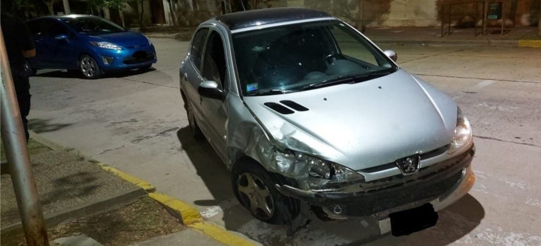 Jovita: perdió el control del auto y colisionó a otro estacionado en la vía pública