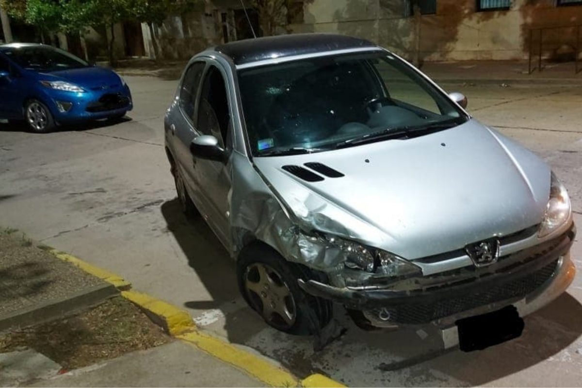 Jovita: perdió el control del auto y colisionó a otro estacionado en la vía pública