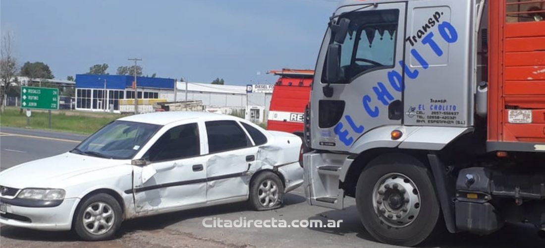 Laboulaye: accidente sobre Ruta 7 involucró a un auto y un camión con hacienda
