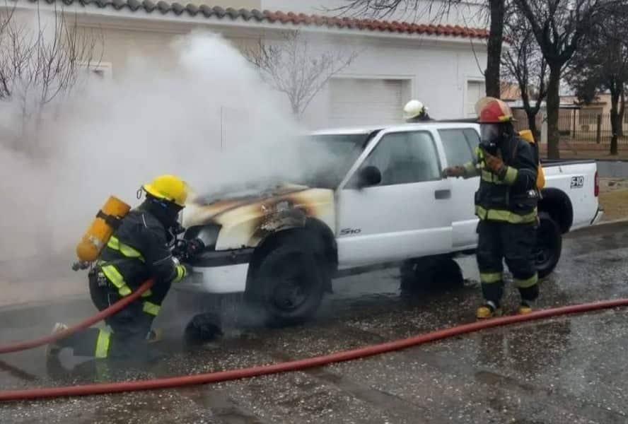 Bomberos voluntarios controlaron incendio de una camioneta en Laboulaye