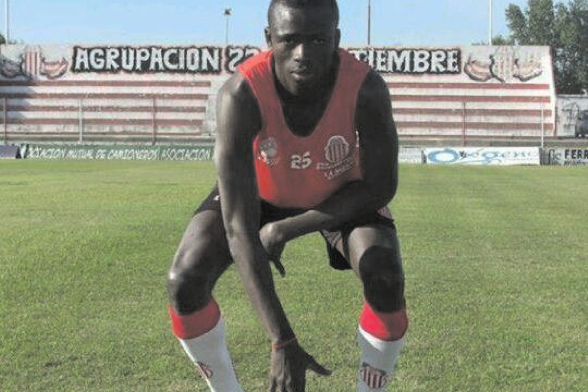 Lamine Diagne, el delantero senegalés que jugará en Villa Plomo