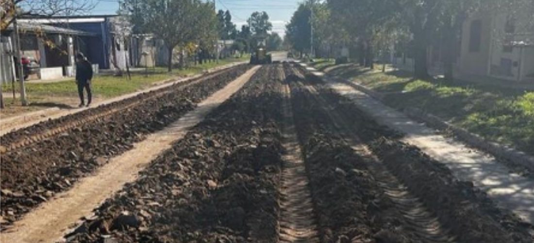 Gral. Levalle: “Comenzamos a asfaltar otra cuadra de nuestro pueblo, la número 55”