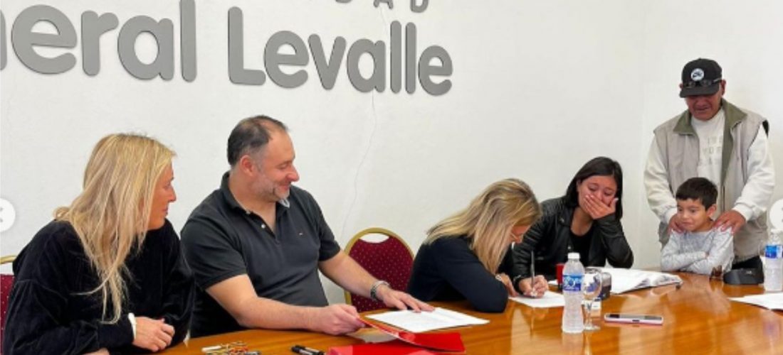 General Levalle: el municipio entregó viviendas a 13 familias de la localidad