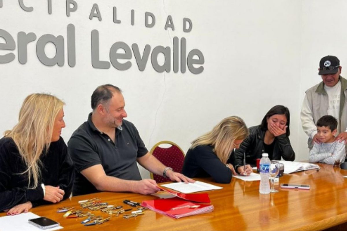 General Levalle: el municipio entregó viviendas a 13 familias de la localidad