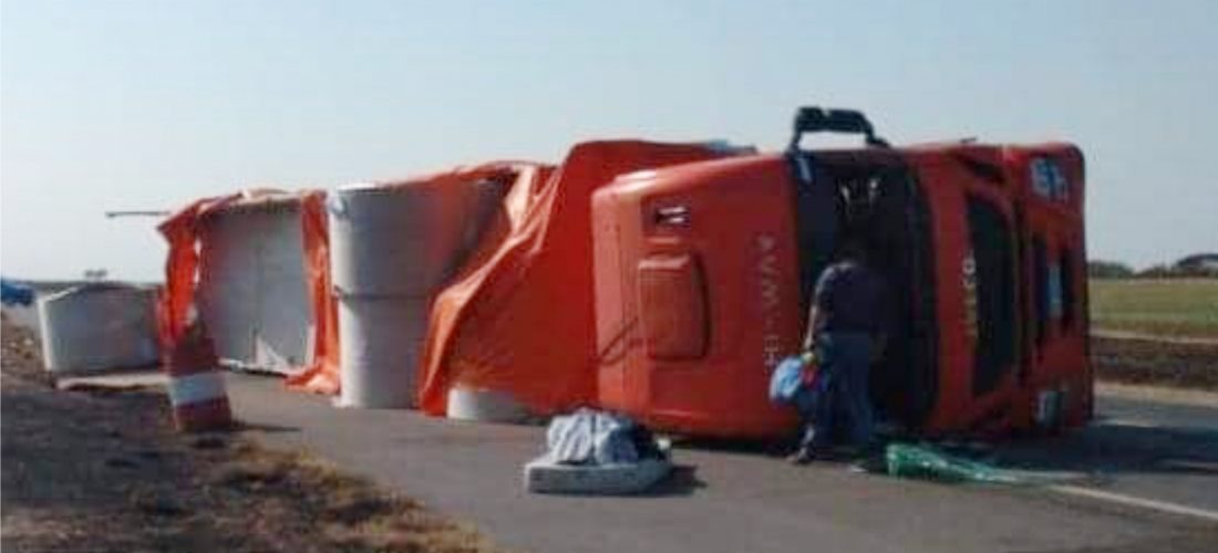 Accidente: camión protagonizó un vuelco sobre ruta 7, en cercanías de Mackenna