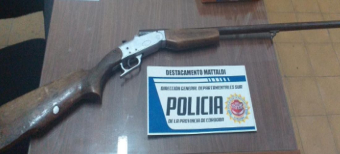 Transportaban una escopeta sin documentación en zona rural de Mattaldi