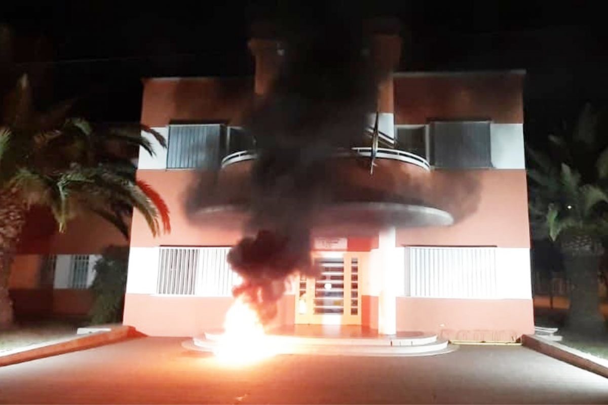 Huinca: prenden fuego cubiertas frente a la puerta del municipio; hay un detenido