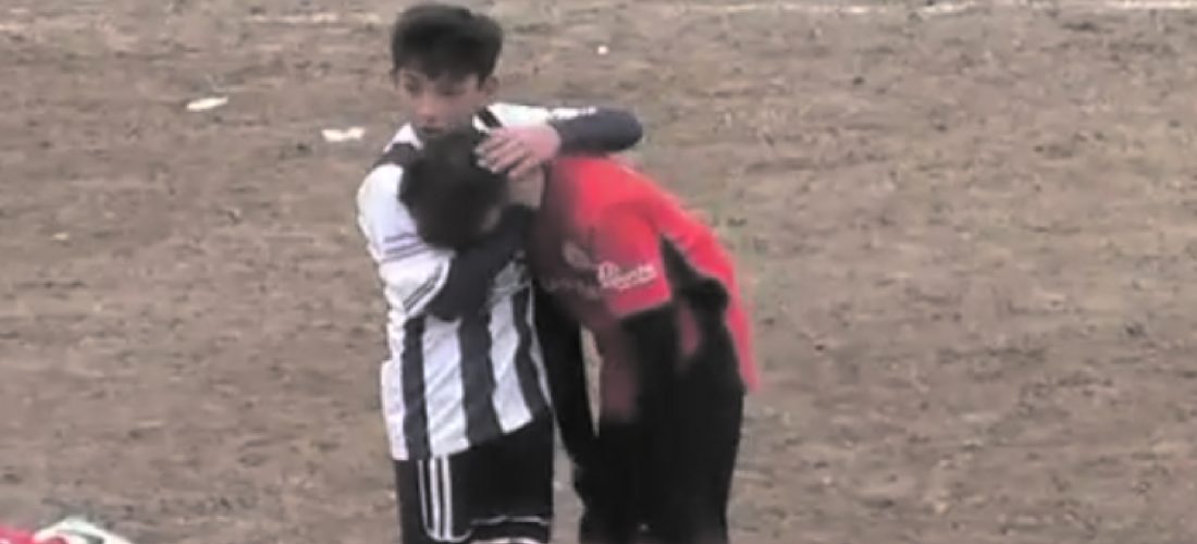 Un gesto para aplaudir: niño de Sportivo Norte abraza a desconsolado rival