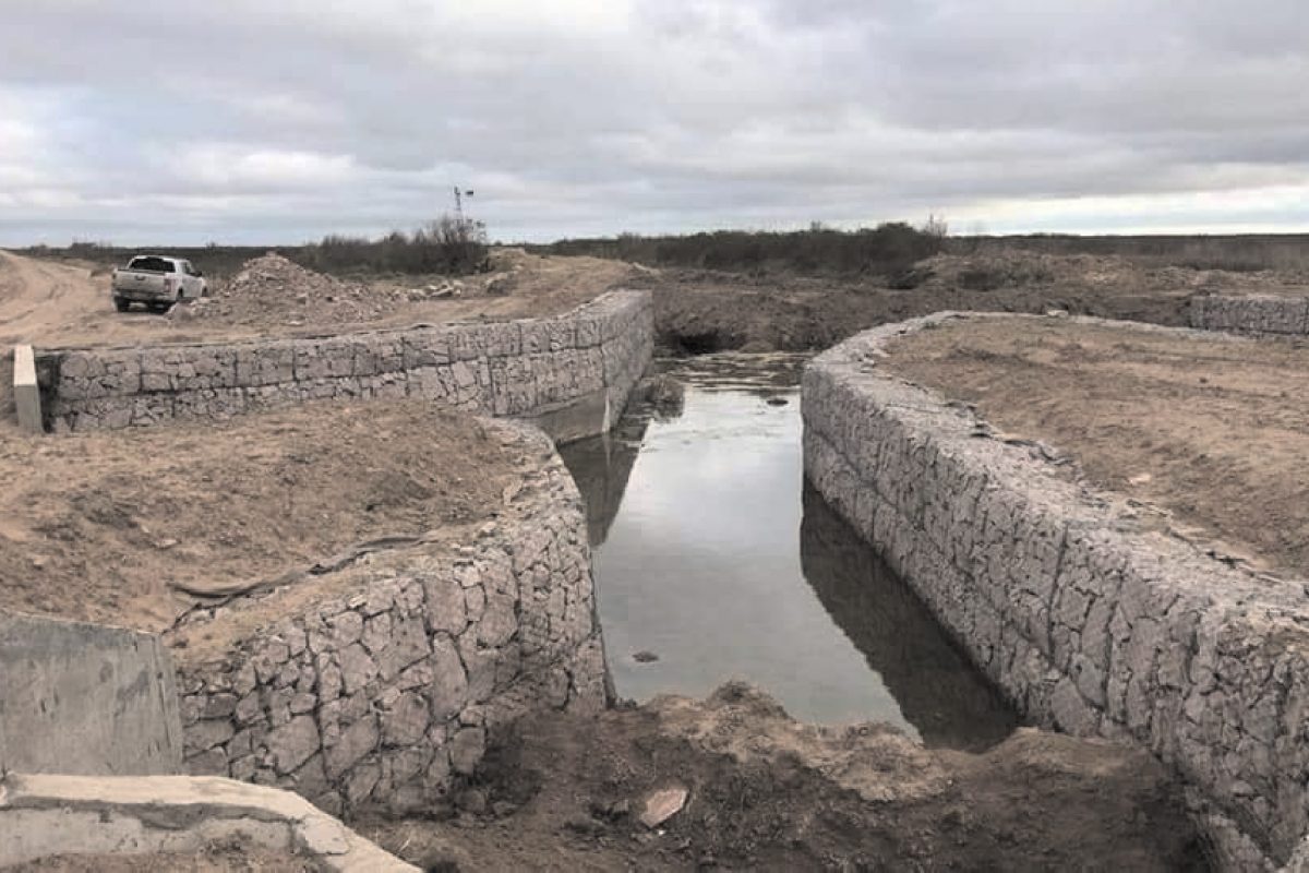 Obras hídricas: la Provincia concluyó el derivador “La Hormiga”, cerca de Riobamba