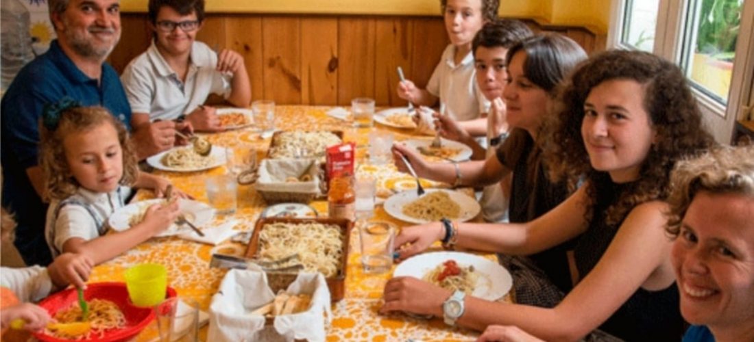 Habilitan en el interior provincial reuniones familiares, bares y locales gastronómicos