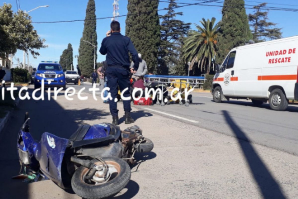 Auto y moto protagonizaron un accidente de tránsito en pleno centro de Serrano