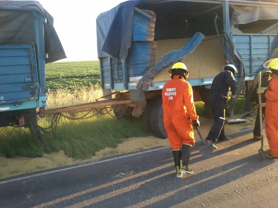Pudo ser una tragedia: dos camiones chocaron en ruta 27, cerca de San Joaquín