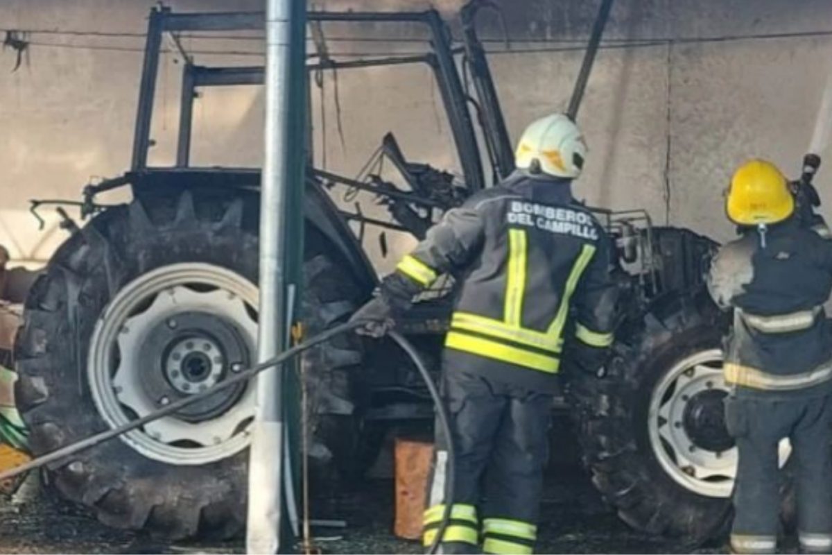 Se incendió un tractor y parte de un tinglado en un campo cerca de Villa Valeria