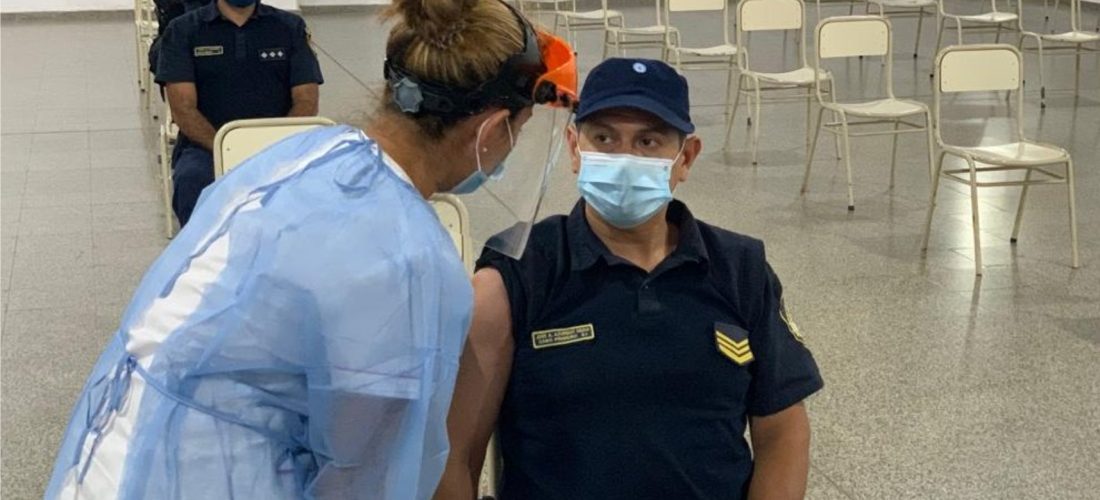 Coronavirus: culminó la colocación de la primera dosis a la Policía