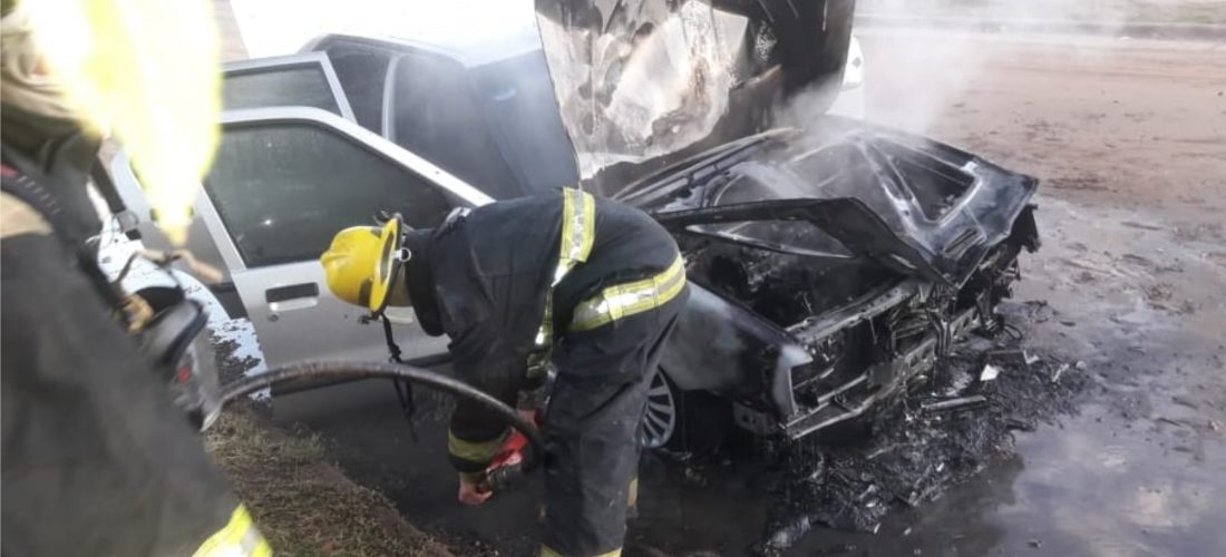 Incendio vehicular: un auto se prendió fuego mientras circulaba en Villa Valeria