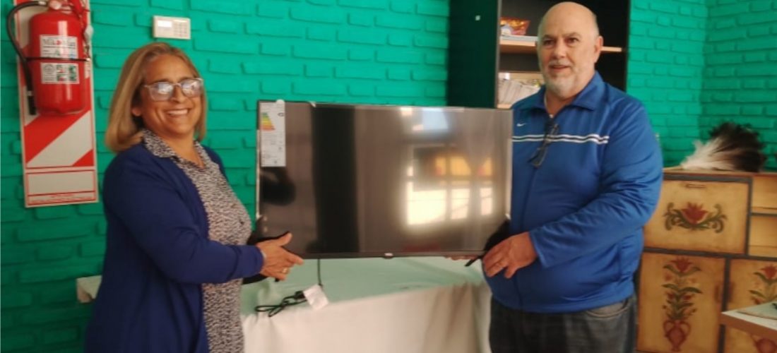 Villa Valeria: el Municipio entregó un TV por el compromiso con el Censo Digital