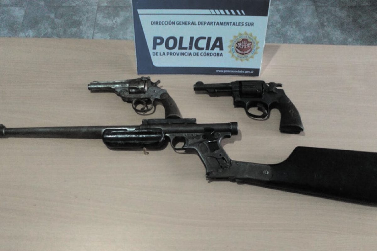 Recuperan armas robadas en un campo próximo a Villa Valeria