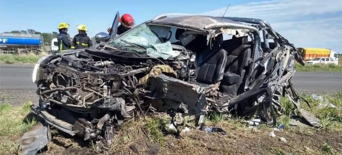 Violento choque en ruta 35: colisionaron un camión y una pick up cerca de Huinca